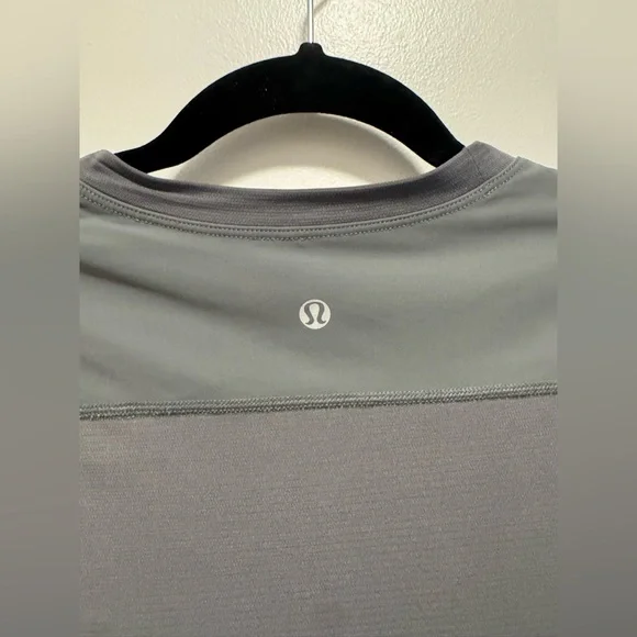 Lululemon Men's Small Metal Vent Tech Gray Athletic Shirt - Picture 5 of 7